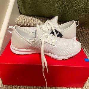 Women’s new balance sneakers! NEW